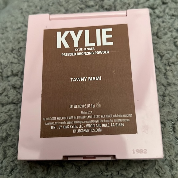 Kylie Jenner Beauty Pressed Bronzing Powder Bronzer Contour Tawny Mami 11g .39oz - Picture 2 of 4